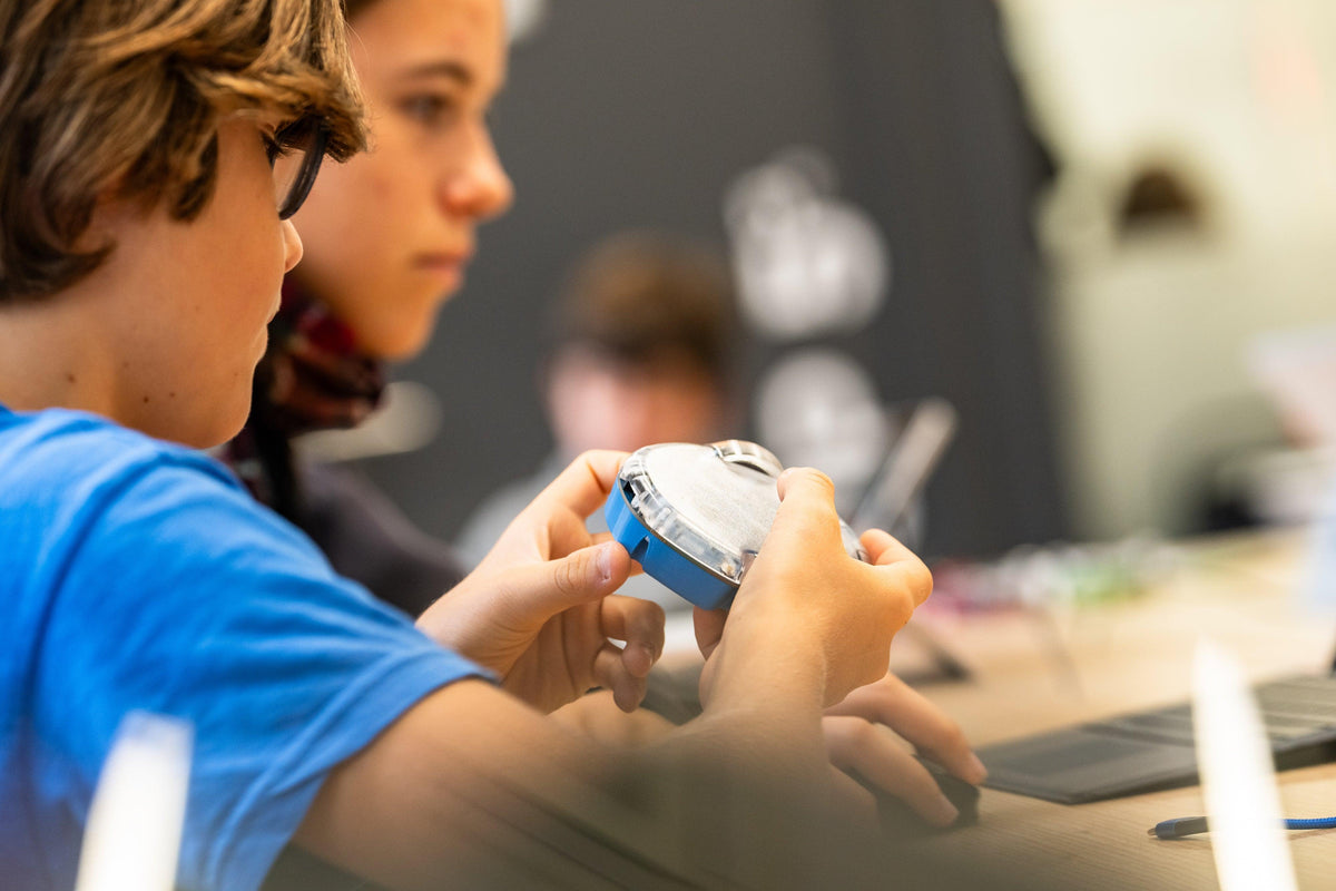 Famille programmant avec Eliobot