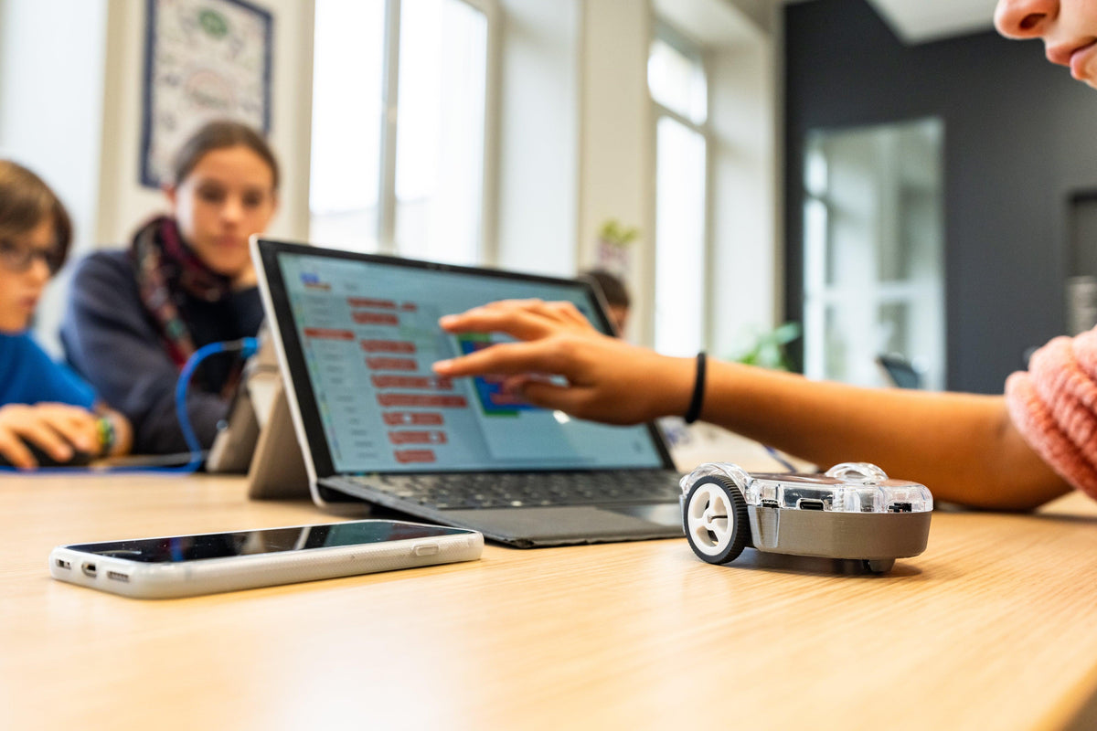 Enfant programmant avec Eliobot