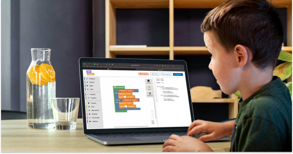 Enfant utilisant Eliobot pour apprendre la programmation