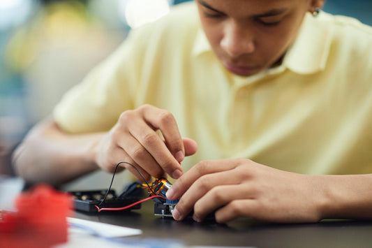 Enfant construisant un robot éducatif