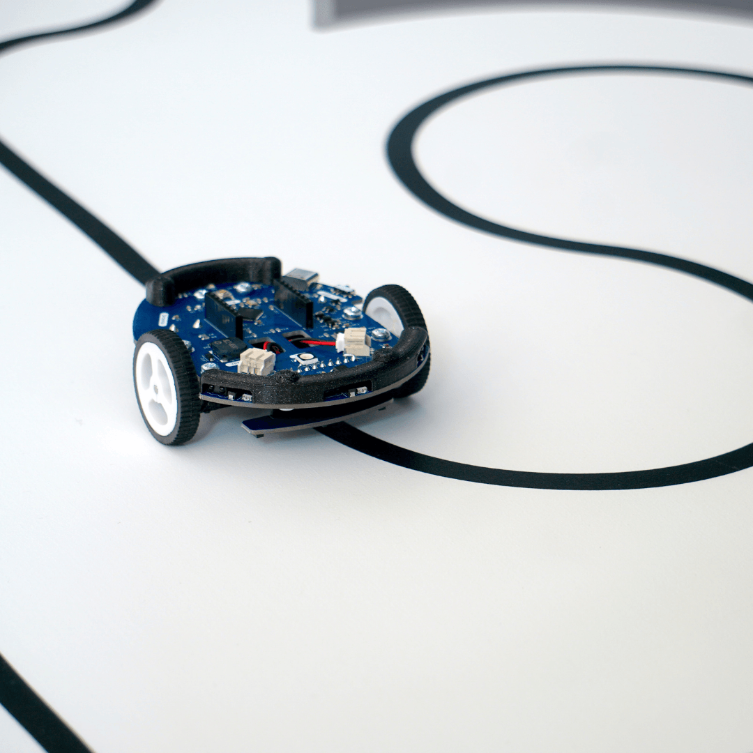 Un Eliobot Maker sans coque, de trois quarts, sur son parcours de ligne