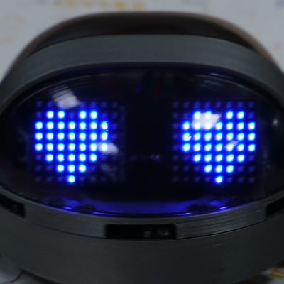Gros plan des deux matrices de LED affichant un cœur