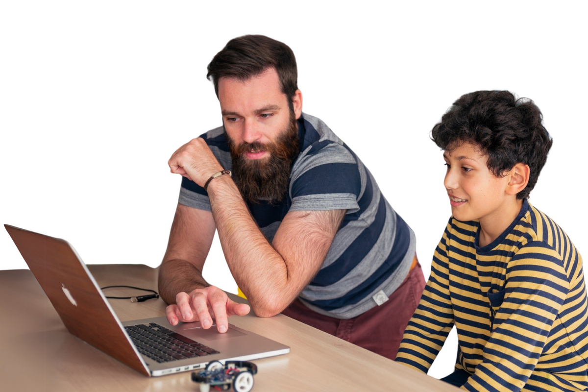 Un adulte et un enfant programment ensemble sur un ordinateur portable